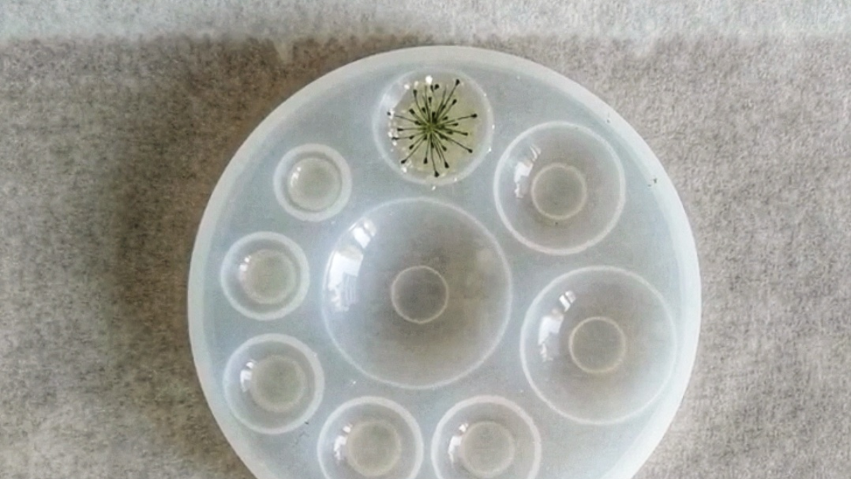 DIY pendant cabochon dried flowers and gold leaves in epoxy resin : Step 1