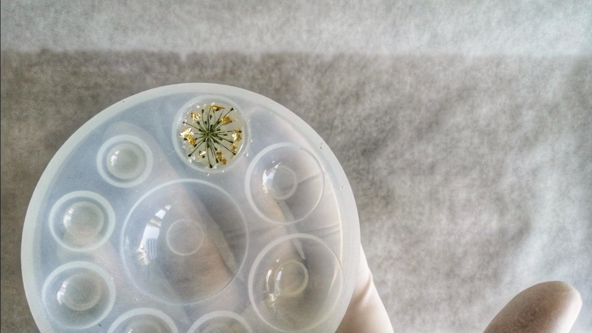 DIY pendant cabochon dried flowers and gold leaves in epoxy resin : Step 2