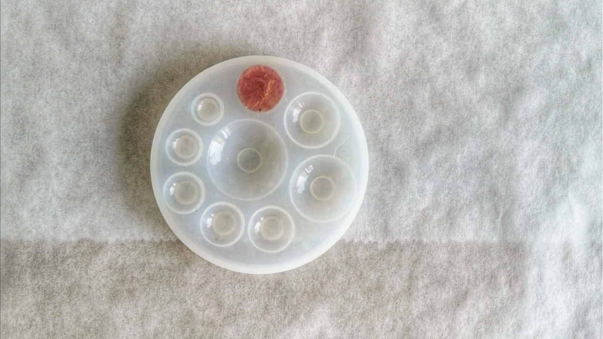 DIY pendant cabochon dried flowers and gold leaves in epoxy resin : Step 3