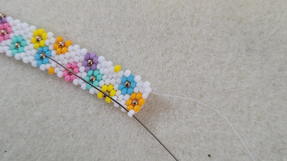 Miyuki peyote weaving daisy flower bracelet : Step 3 Miyuki peyote weaving daisy flower bracelet : Step 3
