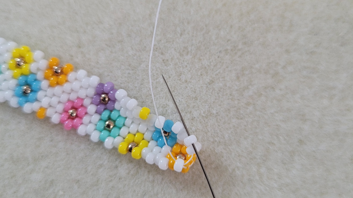Miyuki peyote weaving daisy flower bracelet : Step 4 Miyuki peyote weaving daisy flower bracelet : Step 4
