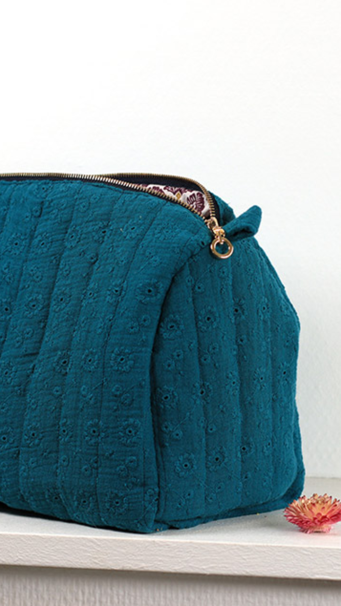Schema  Sewing tutorial - Large embroidered cotton gauze toiletry bag