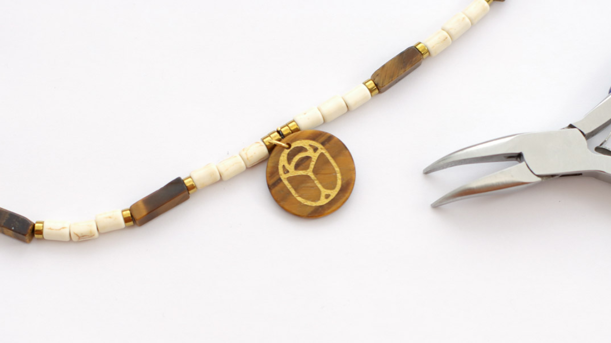 DIY Tiger eye bead necklace with scarab charm : Step 3 DIY Tiger eye bead necklace with scarab charm : Step 3