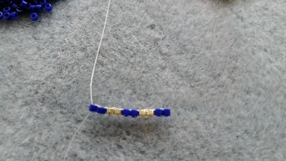 DIY herringbone weave and brickstitch bracelet with bugle beads and Miyuki Delicas 11/0 : Step 1