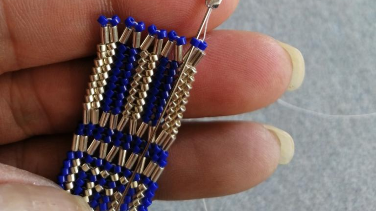 DIY herringbone weave and brickstitch bracelet with bugle beads and Miyuki Delicas 11/0 : Step 3