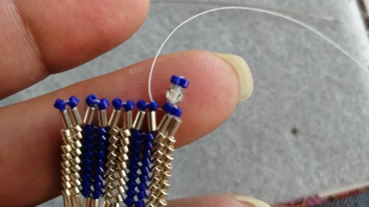 DIY herringbone weave and brickstitch bracelet with bugle beads and Miyuki Delicas 11/0 : Step 4
