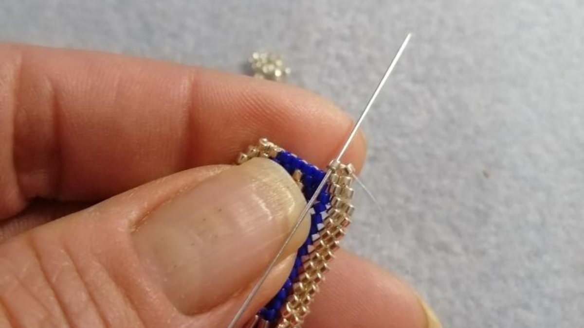 DIY herringbone weave and brickstitch bracelet with bugle beads and Miyuki Delicas 11/0 : Step 5