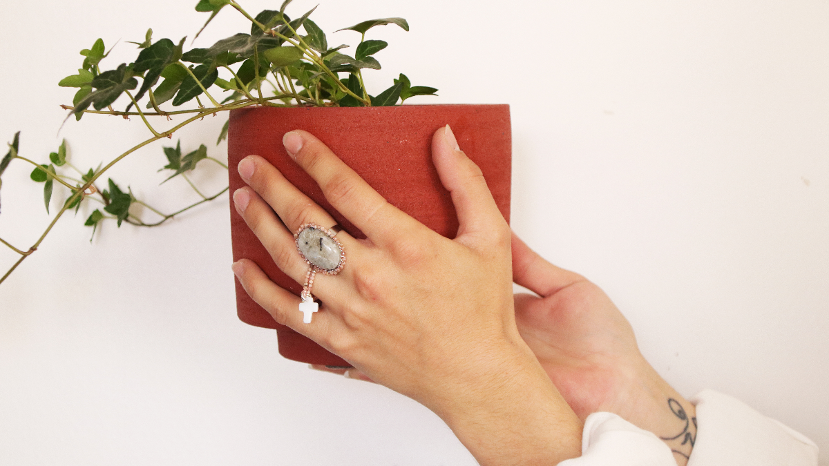 DIY Labradorite and Miyuki gemstone beetle ring DIY Labradorite and Miyuki gemstone beetle ring