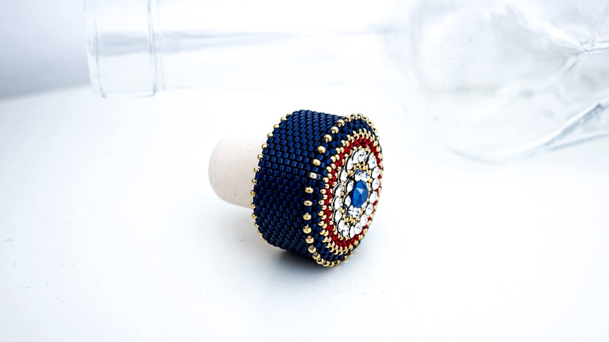 DIY Customize a wooden bottle cap with Miyuki beads DIY Customize a wooden bottle cap with Miyuki beads