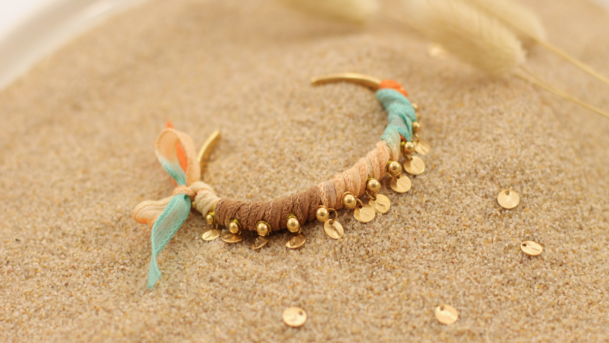 Schema DIY Boho style gold band bracelet with tie and dye silk ribbon Schema DIY Boho style gold band bracelet with tie and dye silk ribbon