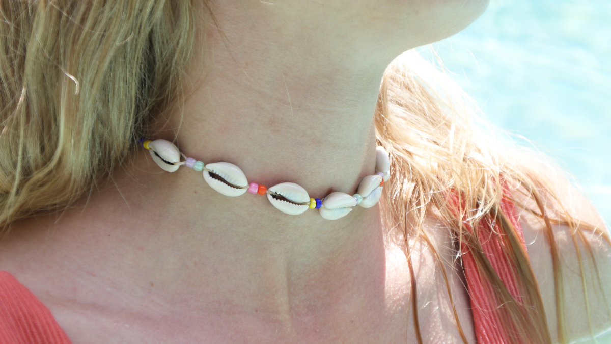 Collier ras de cou Cauris avec perles de rocailles multicolores