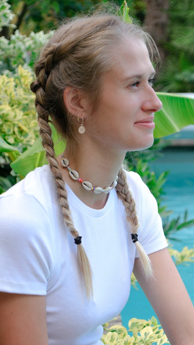 Cauris necklace with multicolored seed beads