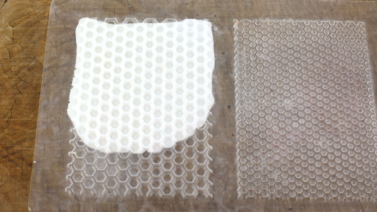 Honeycomb earrings with liquid Fimo : Step 1