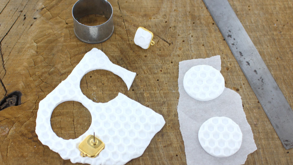 Honeycomb earrings with liquid Fimo : Step 2