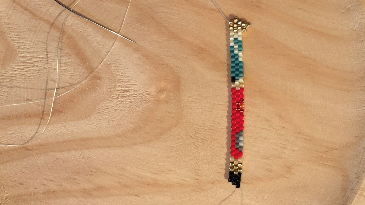 Van weaving in brickstitch with Miyuki Delicas 11/0 beads : Step 2