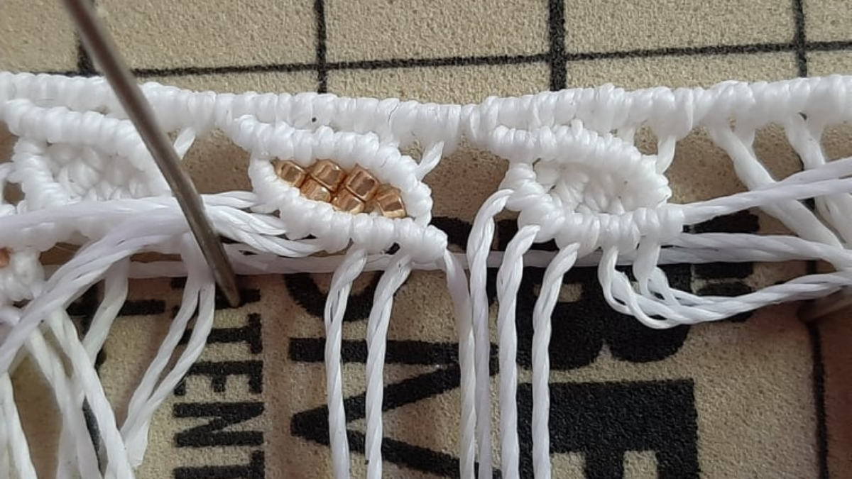 DIY Micromacramé leaf motif anklet with Miyuki beads : Step 9