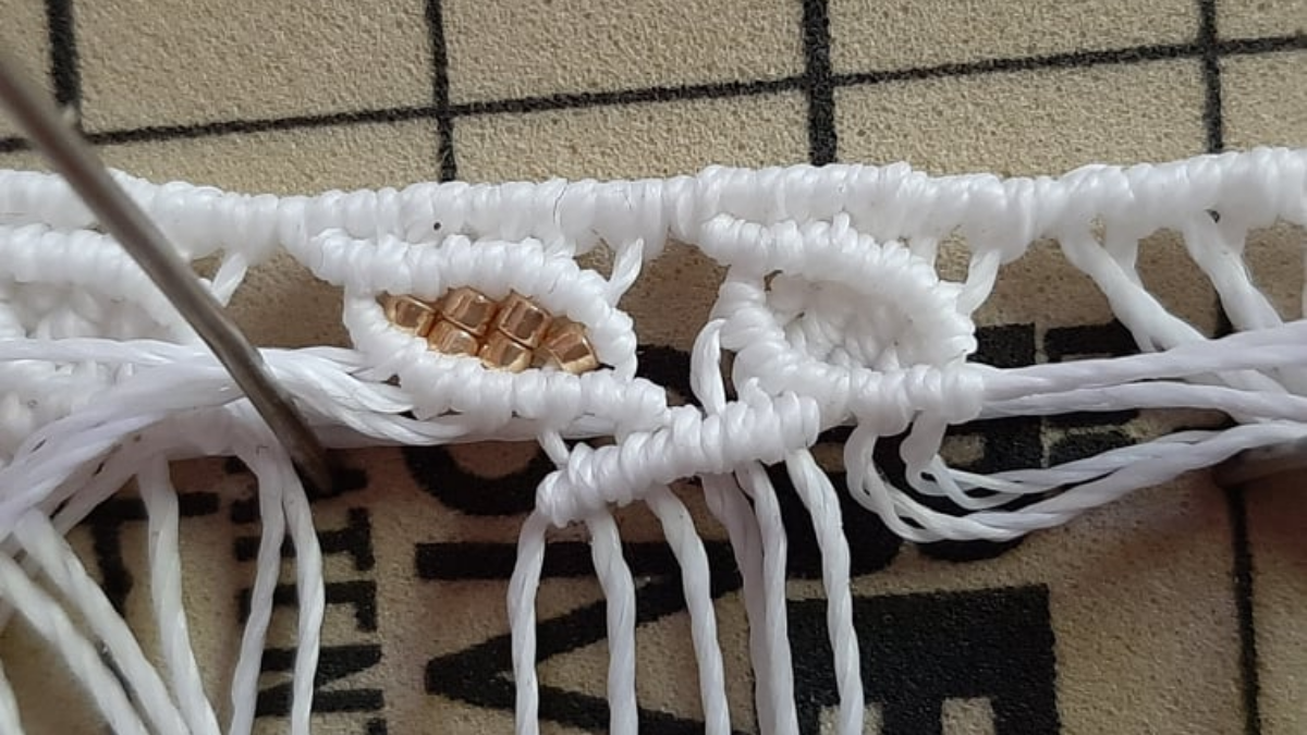 DIY Micromacramé leaf motif anklet with Miyuki beads : Step 10