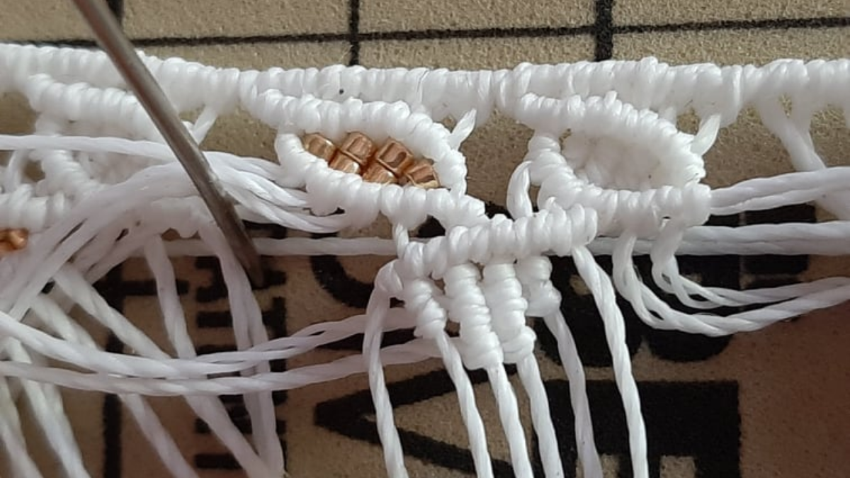 DIY Micromacramé leaf motif anklet with Miyuki beads : Step 11