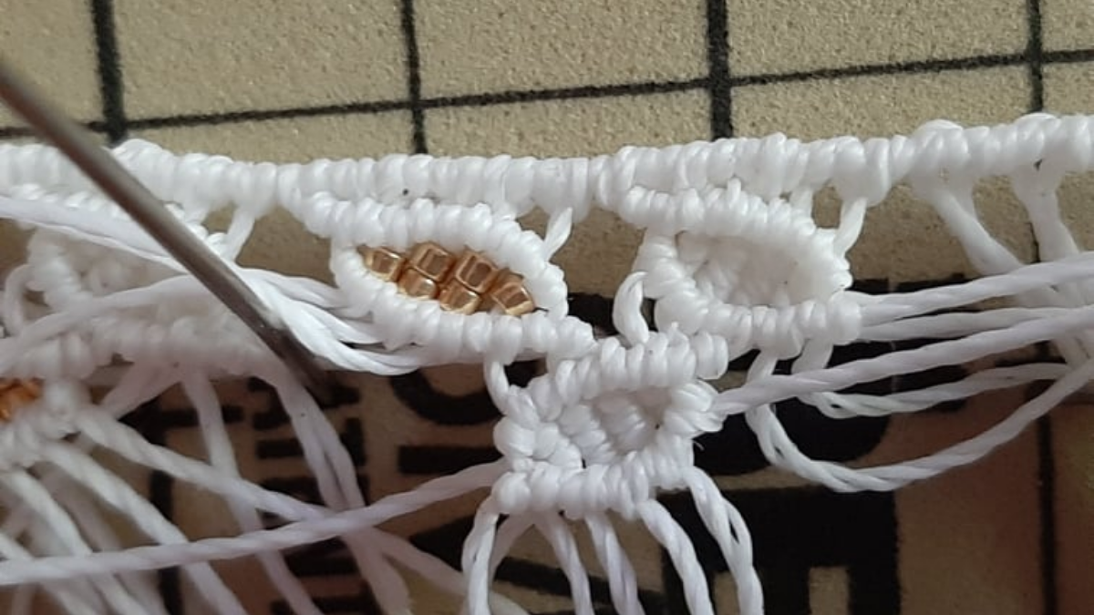DIY Micromacramé leaf motif anklet with Miyuki beads : Step 12