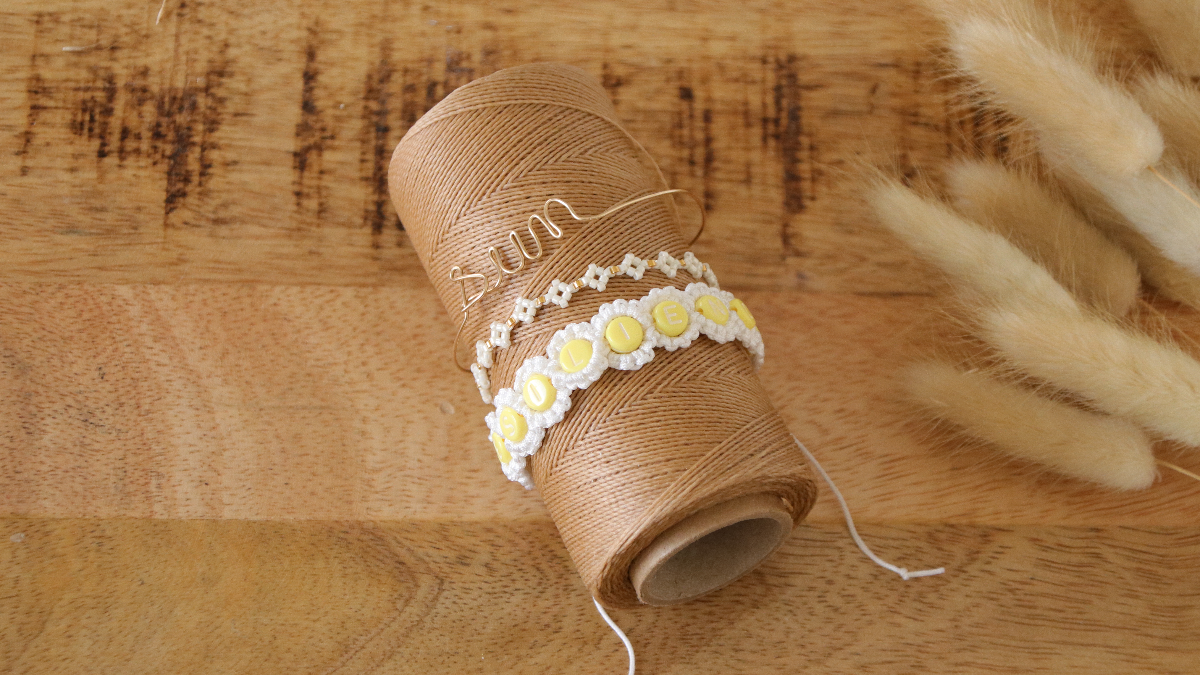 Schema Macramé bracelet with flowers and Alphabet beads Schema Macramé bracelet with flowers and Alphabet beads