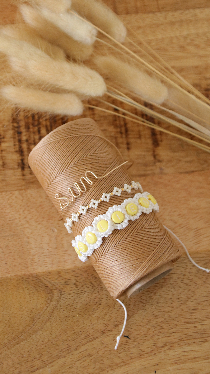 Schema Macramé bracelet with flowers and Alphabet beads Schema Macramé bracelet with flowers and Alphabet beads