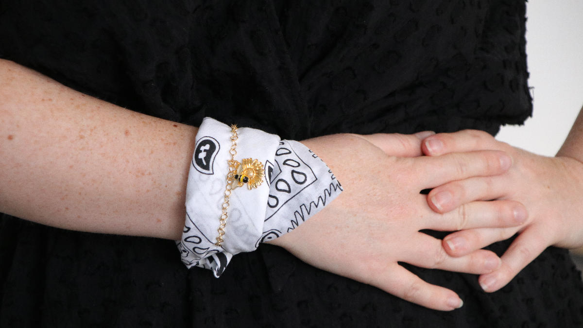 Schema  DIY Bandana bracelet with bee charm