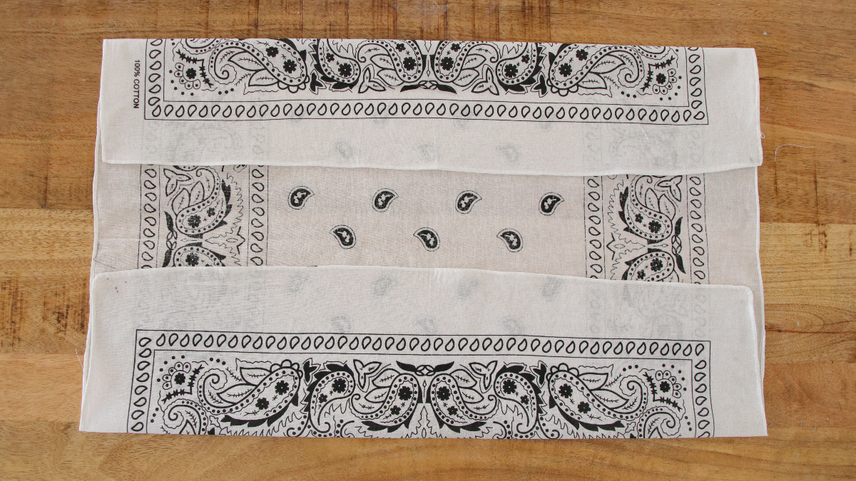 DIY Bandana bracelet with bee charm : Step 1