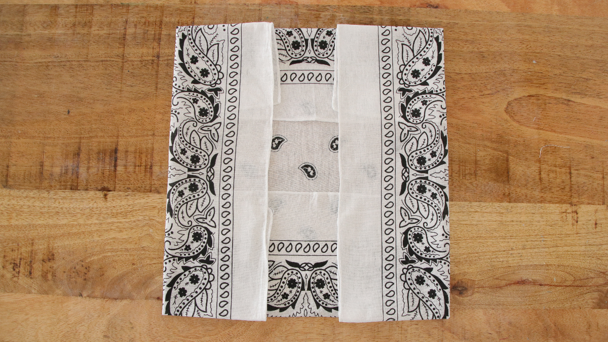 DIY Bandana bracelet with bee charm : Step 2