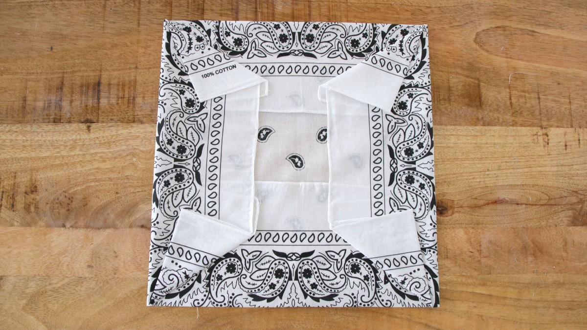 DIY Bandana bracelet with bee charm : Step 3