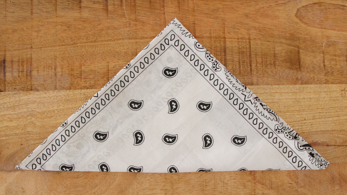 DIY Bandana bracelet with bee charm : Step 4