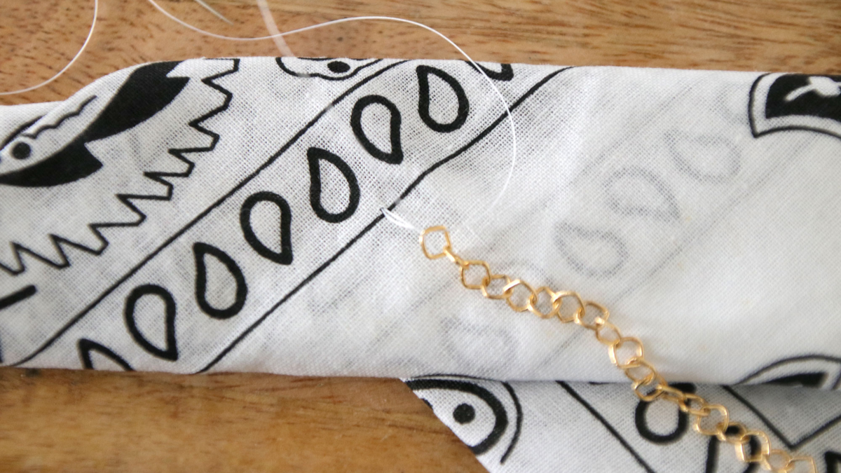 DIY Bandana bracelet with bee charm : Step 6