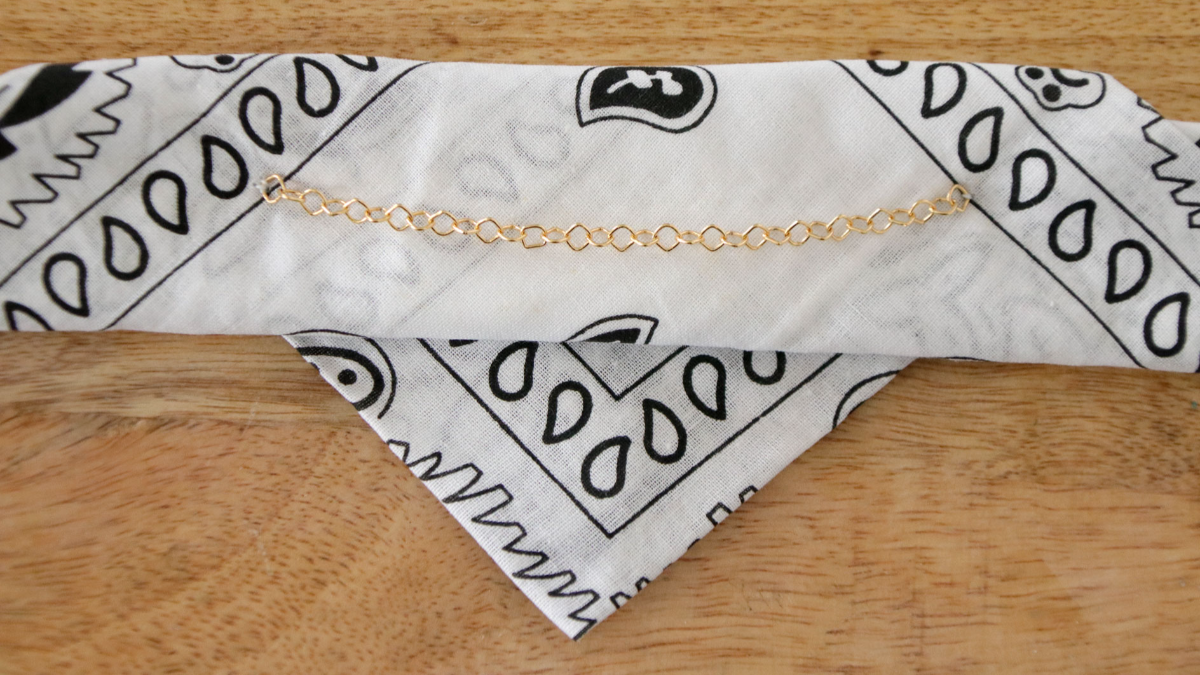 DIY Bandana bracelet with bee charm : Step 7