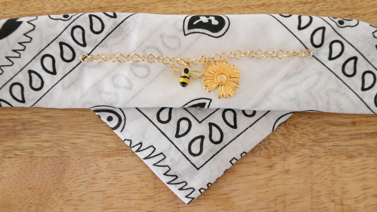 DIY Bandana bracelet with bee charm : Step 8