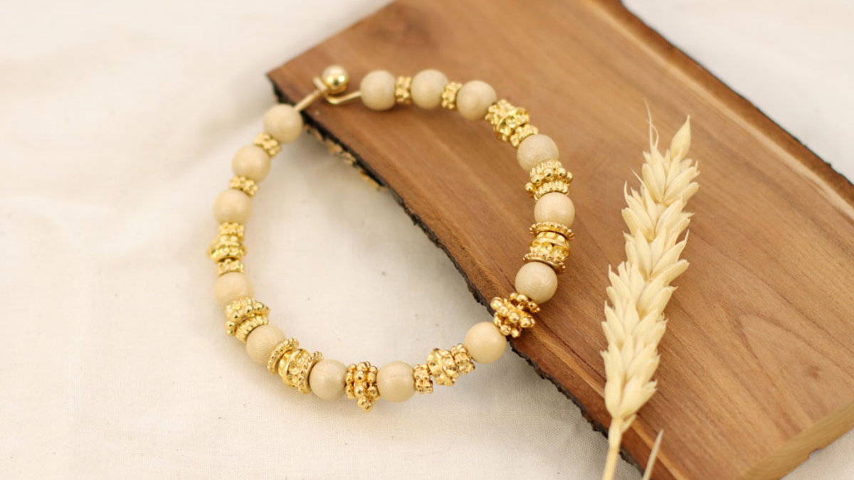DIY Minute Bracelet with golden rings and wooden beads
