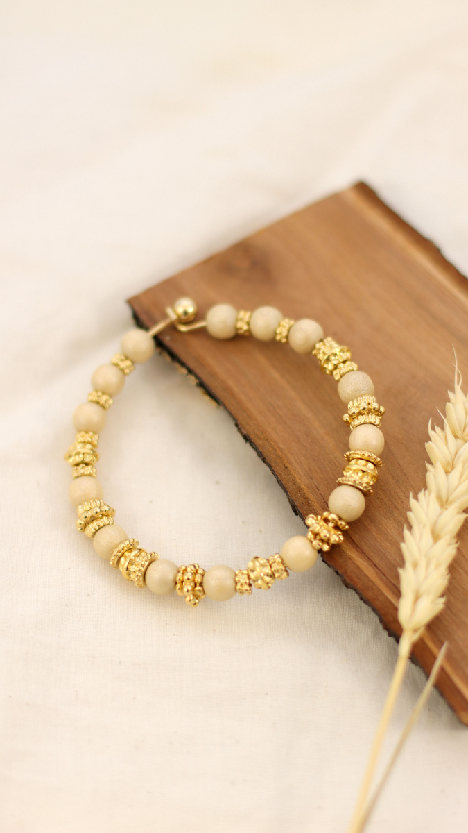 Schema  DIY Minute Bracelet with golden rings and wooden beads