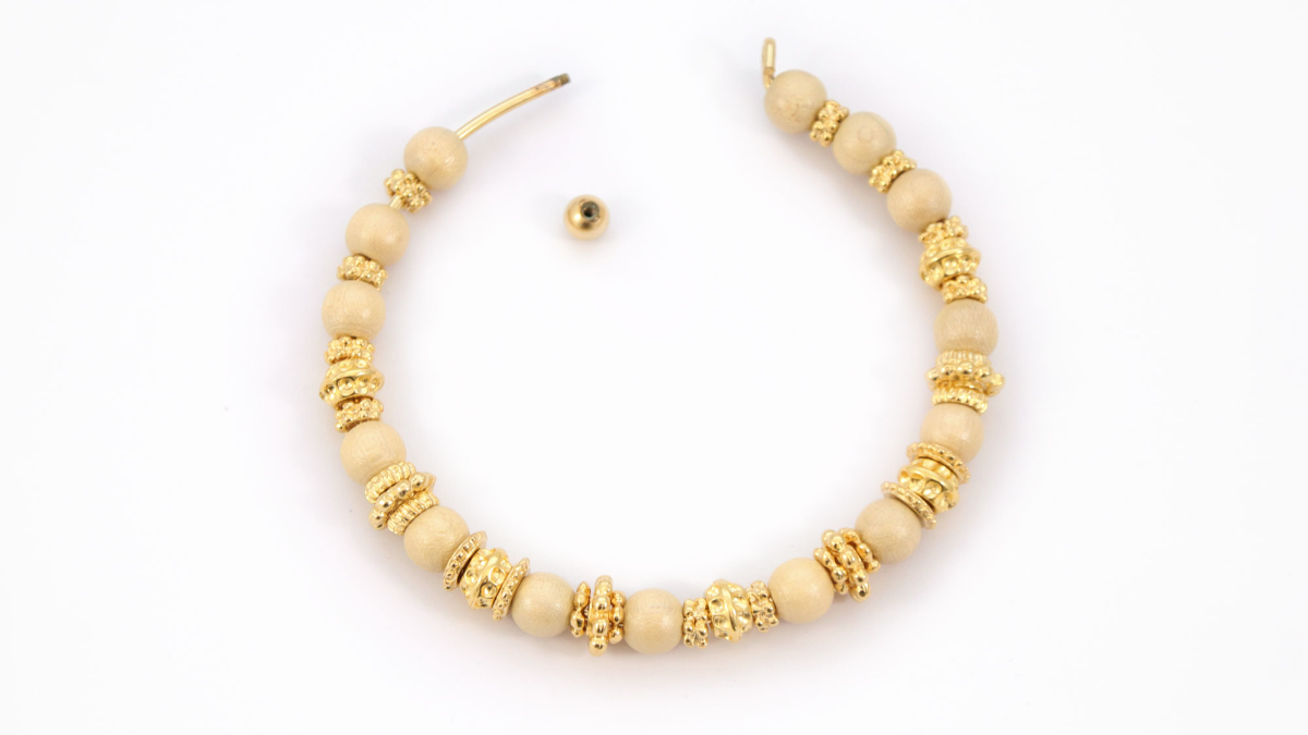 DIY Minute Bracelet with golden rings and wooden beads : Step 1