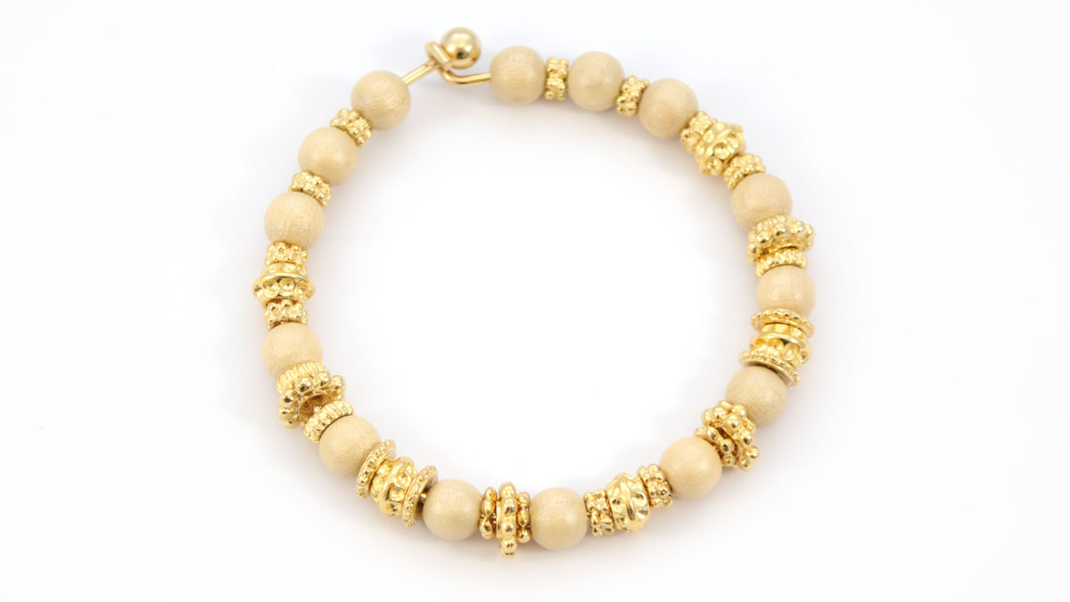 DIY Minute Bracelet with golden rings and wooden beads : Step 2