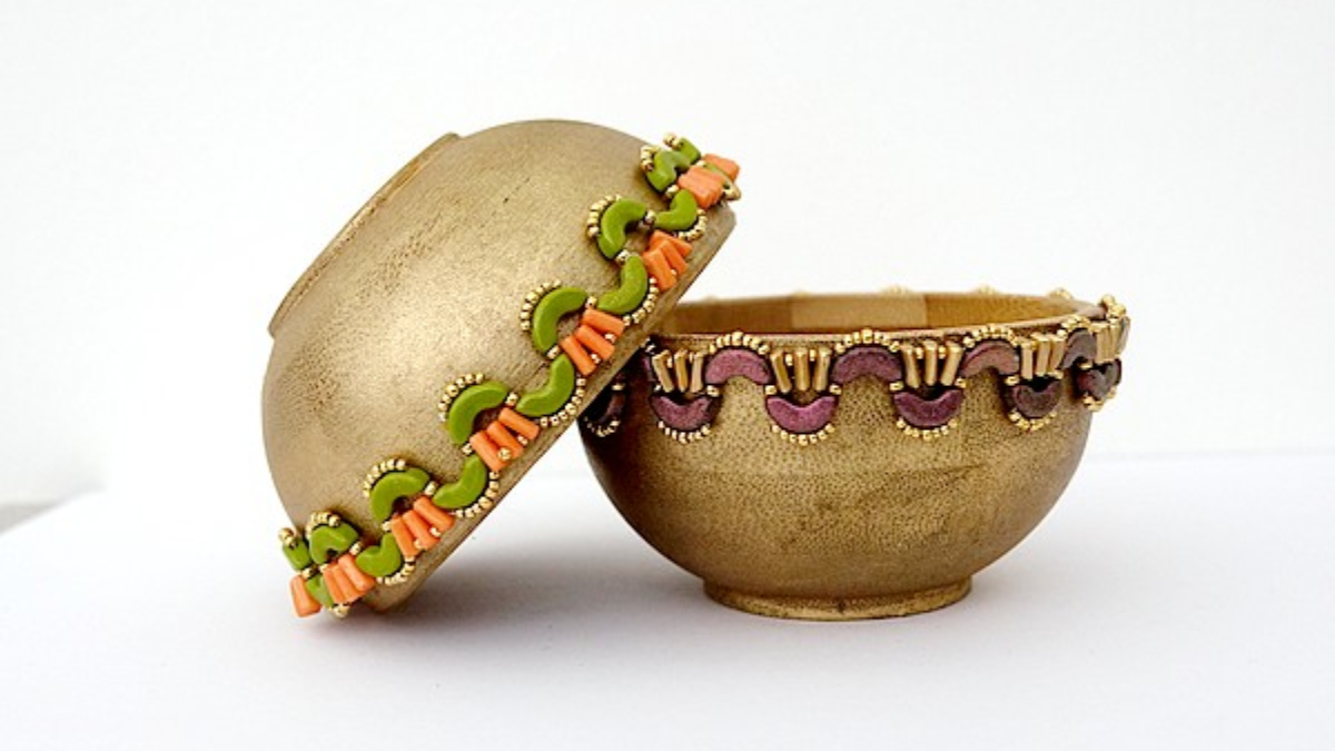 DIY Yoko wooden pocket with Arcos and Piros glass beads by Puca DIY Yoko wooden pocket with Arcos and Piros glass beads by Puca