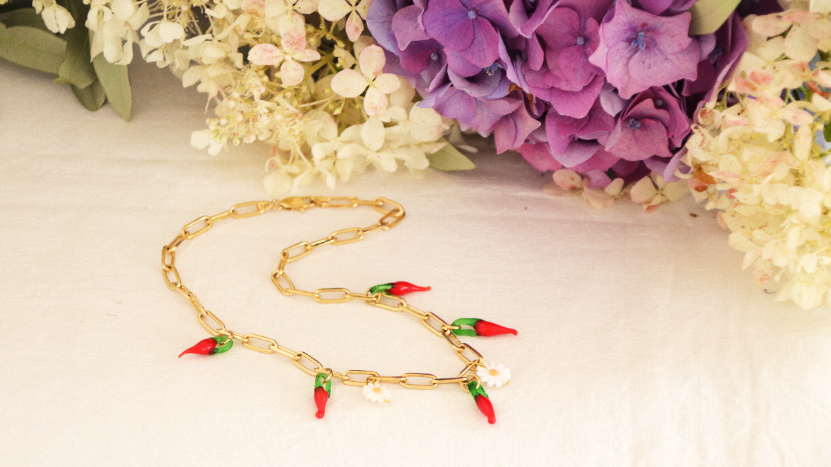 Schema  DIY trendy necklace with chili and daisy charms