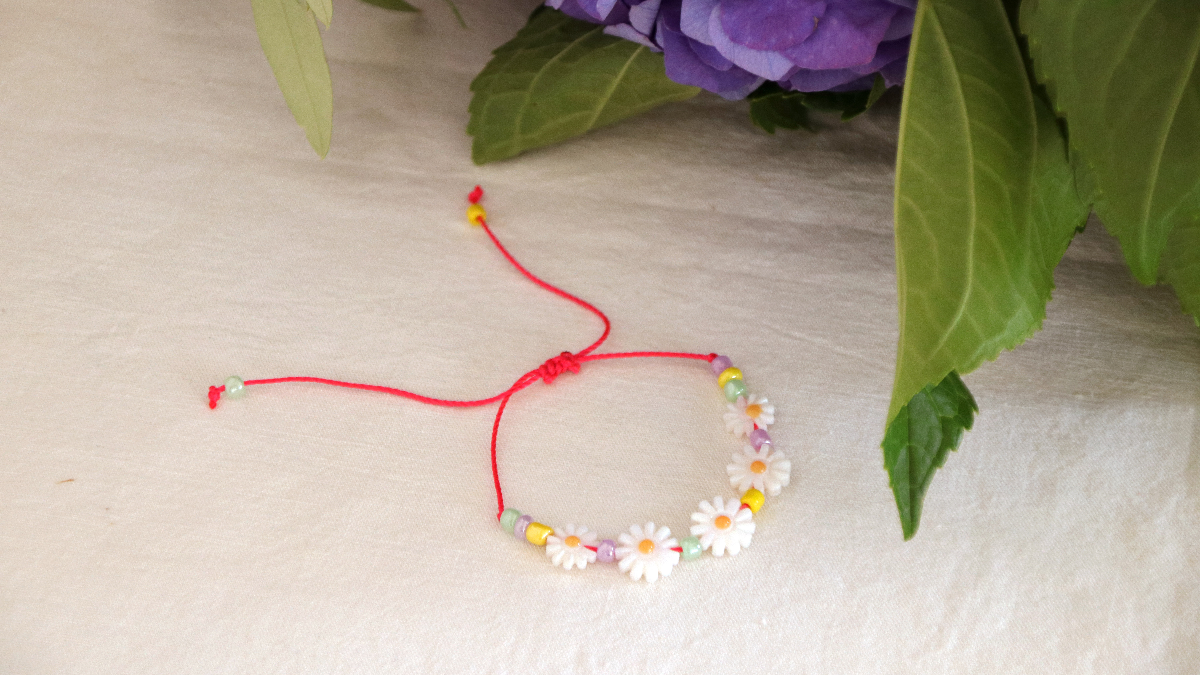 DIY daisy bracelet with 6/0 seed beads and sliding knot