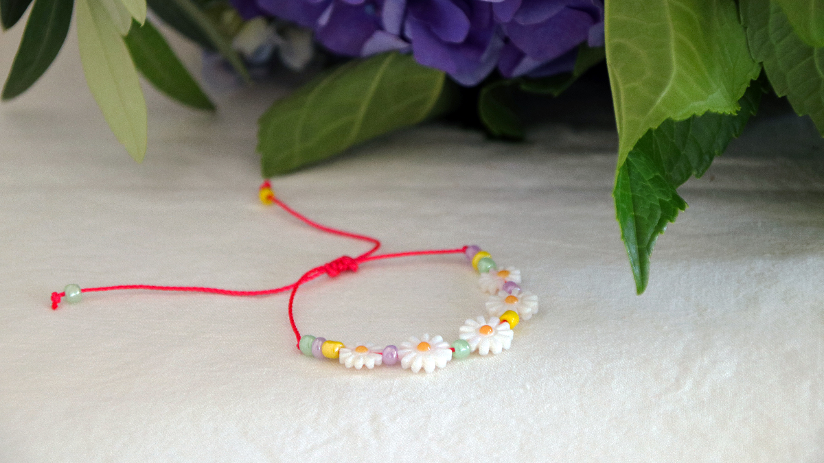 Schema  DIY daisy bracelet with 6/0 seed beads and sliding knot
