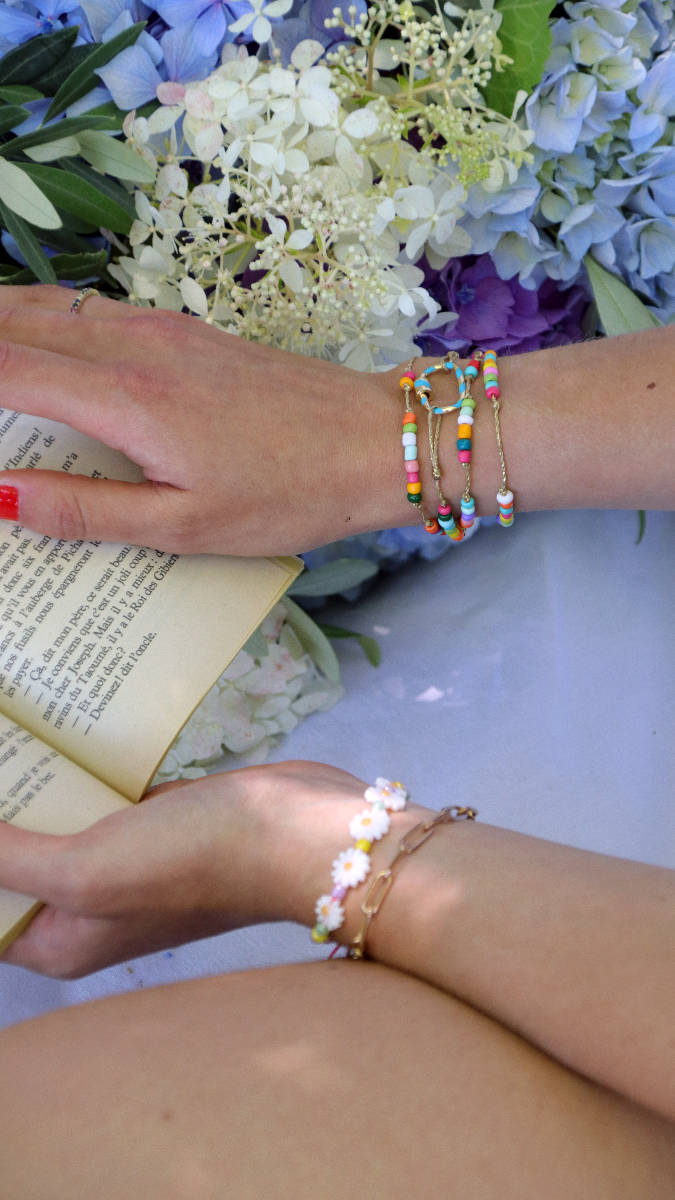 Schema  DIY daisy bracelet with 6/0 seed beads and sliding knot