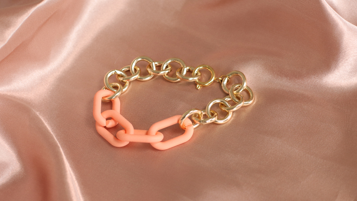 Bracelet with big coral and gold links