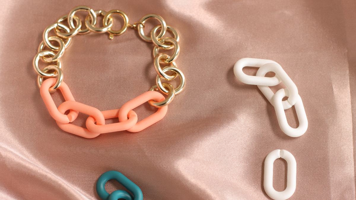 Bracelet with big coral and gold links : Step 1