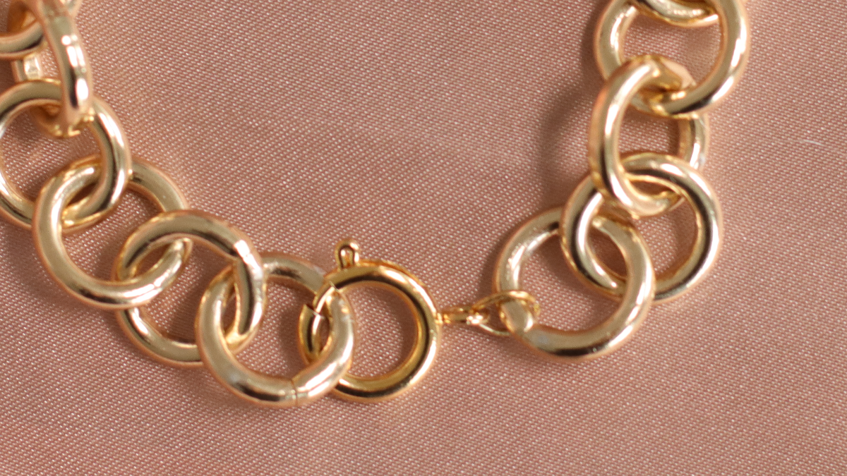 Bracelet with big coral and gold links : Step 2