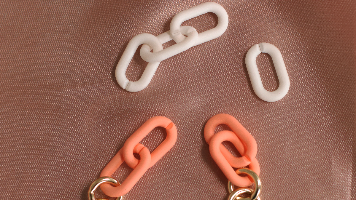 Bracelet with big coral and gold links : Step 3