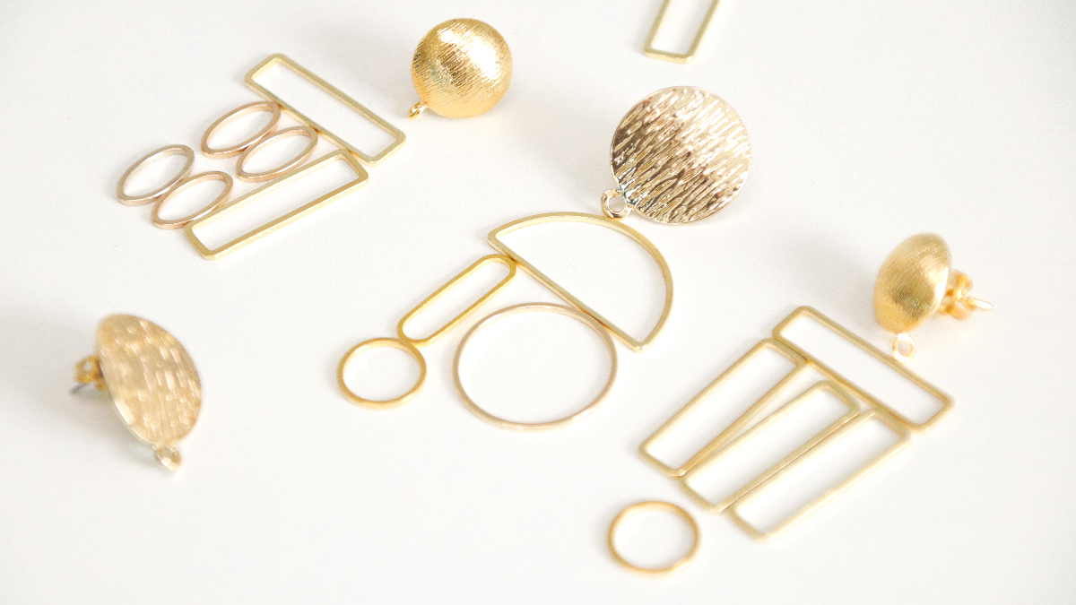 Asymmetrical earrings in gold and silver linhasita macramé wire : Step 1 Asymmetrical earrings in gold and silver linhasita macramé wire : Step 1