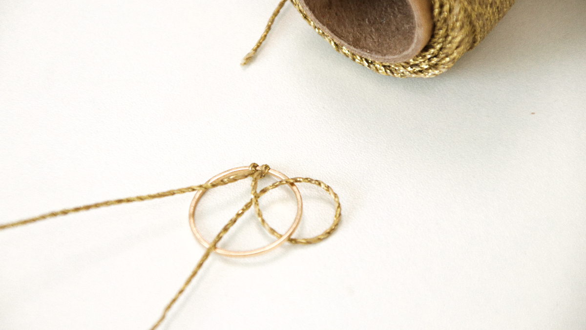 Asymmetrical earrings in gold and silver linhasita macramé wire : Step 2 Asymmetrical earrings in gold and silver linhasita macramé wire : Step 2