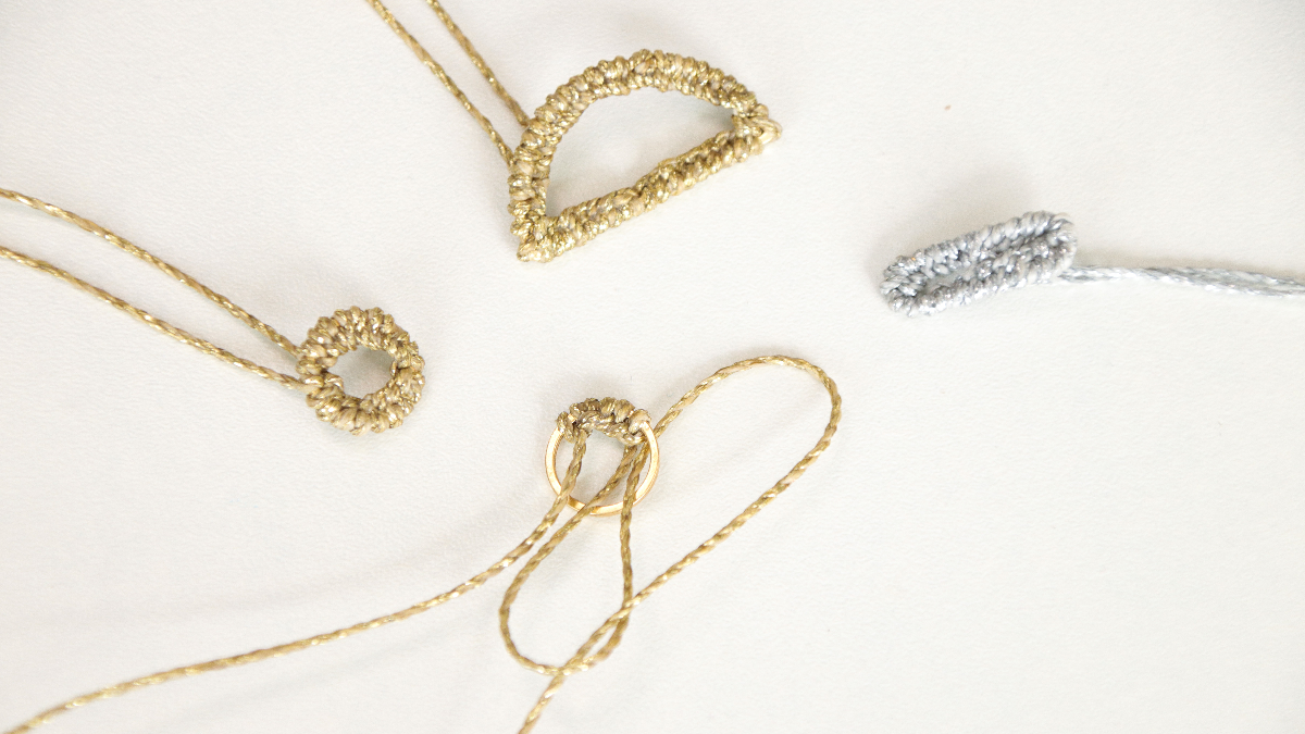 Asymmetrical earrings in gold and silver linhasita macramé wire : Step 3 Asymmetrical earrings in gold and silver linhasita macramé wire : Step 3