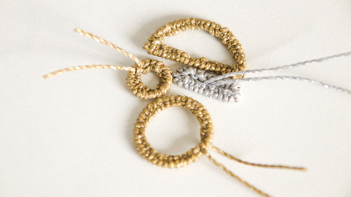 Asymmetrical earrings in gold and silver linhasita macramé wire : Step 4 Asymmetrical earrings in gold and silver linhasita macramé wire : Step 4